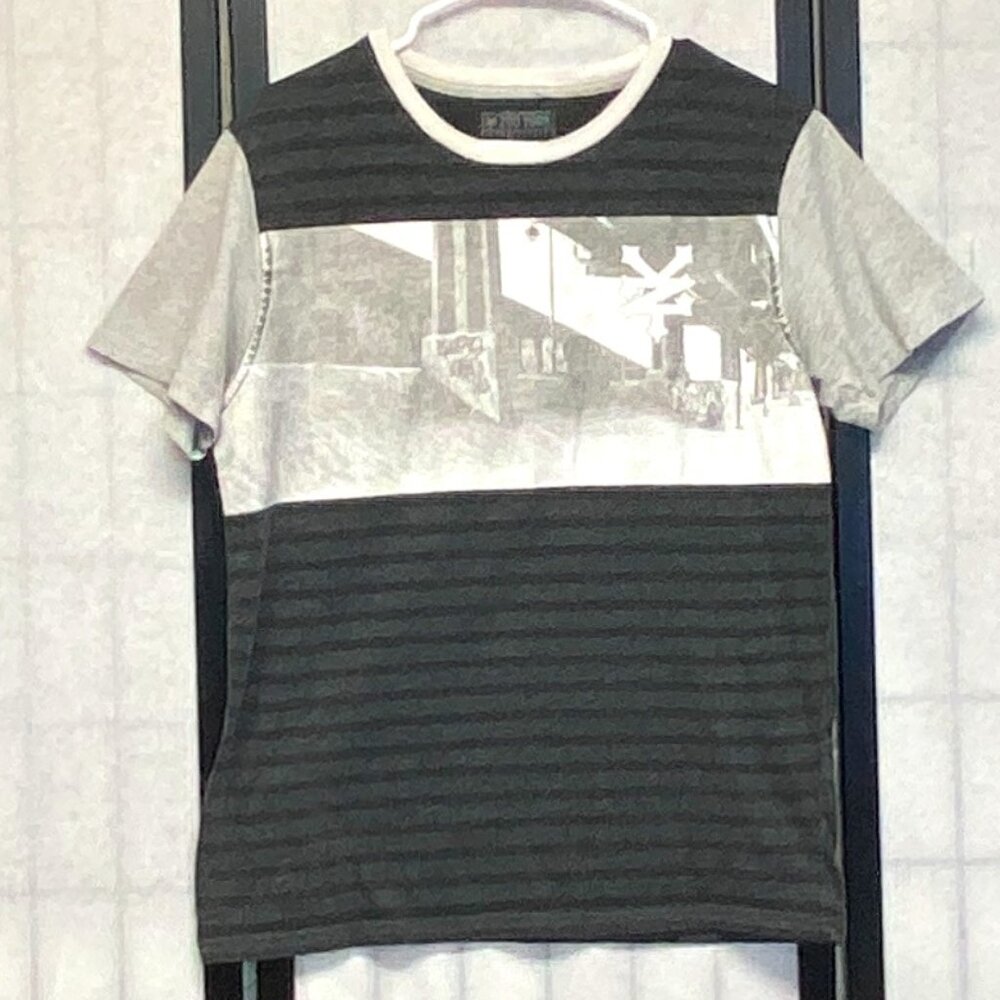 Zoo York Bridge Scene Graphic Tee Shirt M Black Grey Stripe Short Sleeve Skate